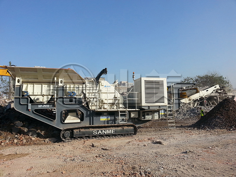 與傳統(tǒng)的固定式破碎機(jī)相比，移動(dòng)破碎站有哪些特點(diǎn)？