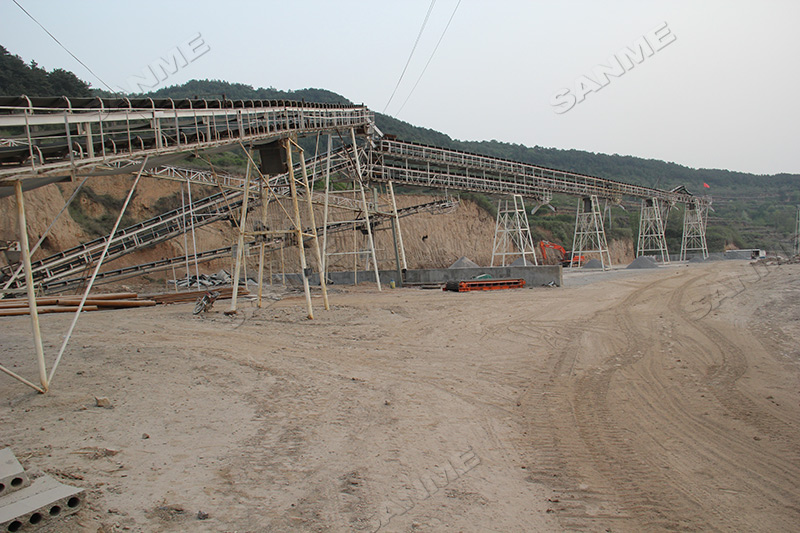 碎石生產(chǎn)線應(yīng)該選擇固定式還是移動(dòng)式？