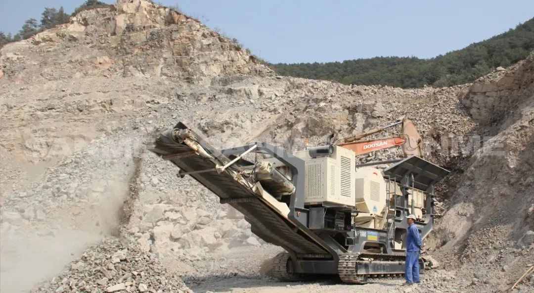 時(shí)產(chǎn)值近600萬！山美移動(dòng)式破碎篩分一體站助力江蘇高碳鉻鐵礦破碎項(xiàng)目建設(shè)