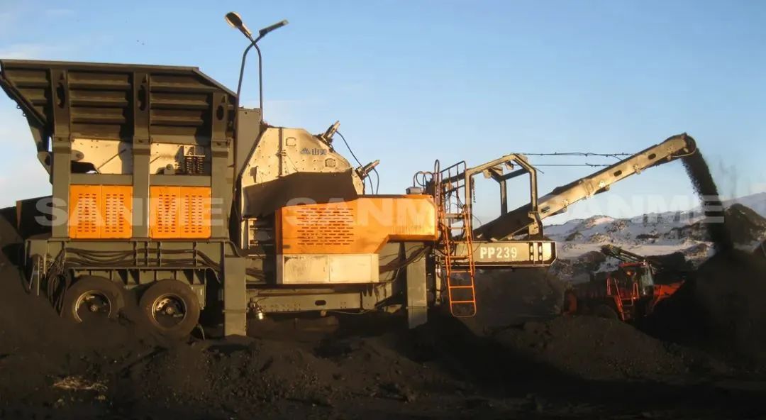 時(shí)產(chǎn)值近600萬！山美移動(dòng)式破碎篩分一體站助力江蘇高碳鉻鐵礦破碎項(xiàng)目建設(shè)