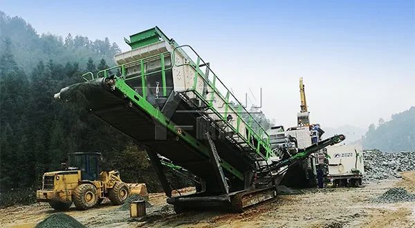 時(shí)產(chǎn)值近600萬！山美移動(dòng)式破碎篩分一體站助力江蘇高碳鉻鐵礦破碎項(xiàng)目建設(shè)