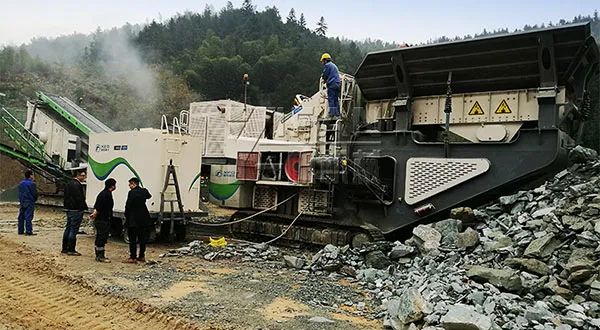 時(shí)產(chǎn)值近600萬！山美移動(dòng)式破碎篩分一體站助力江蘇高碳鉻鐵礦破碎項(xiàng)目建設(shè)