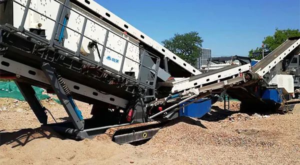 時(shí)產(chǎn)值近600萬！山美移動(dòng)式破碎篩分一體站助力江蘇高碳鉻鐵礦破碎項(xiàng)目建設(shè)